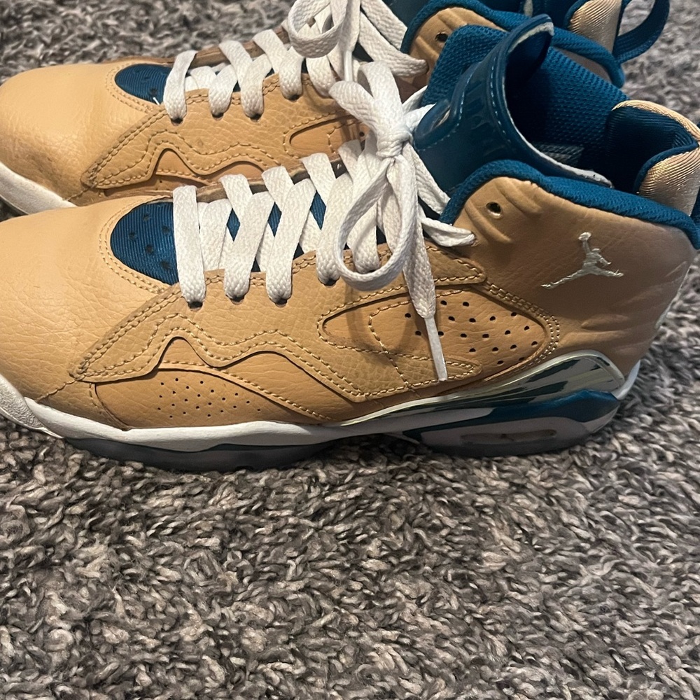 Jordan Kids Sneakers in Tan and Blue